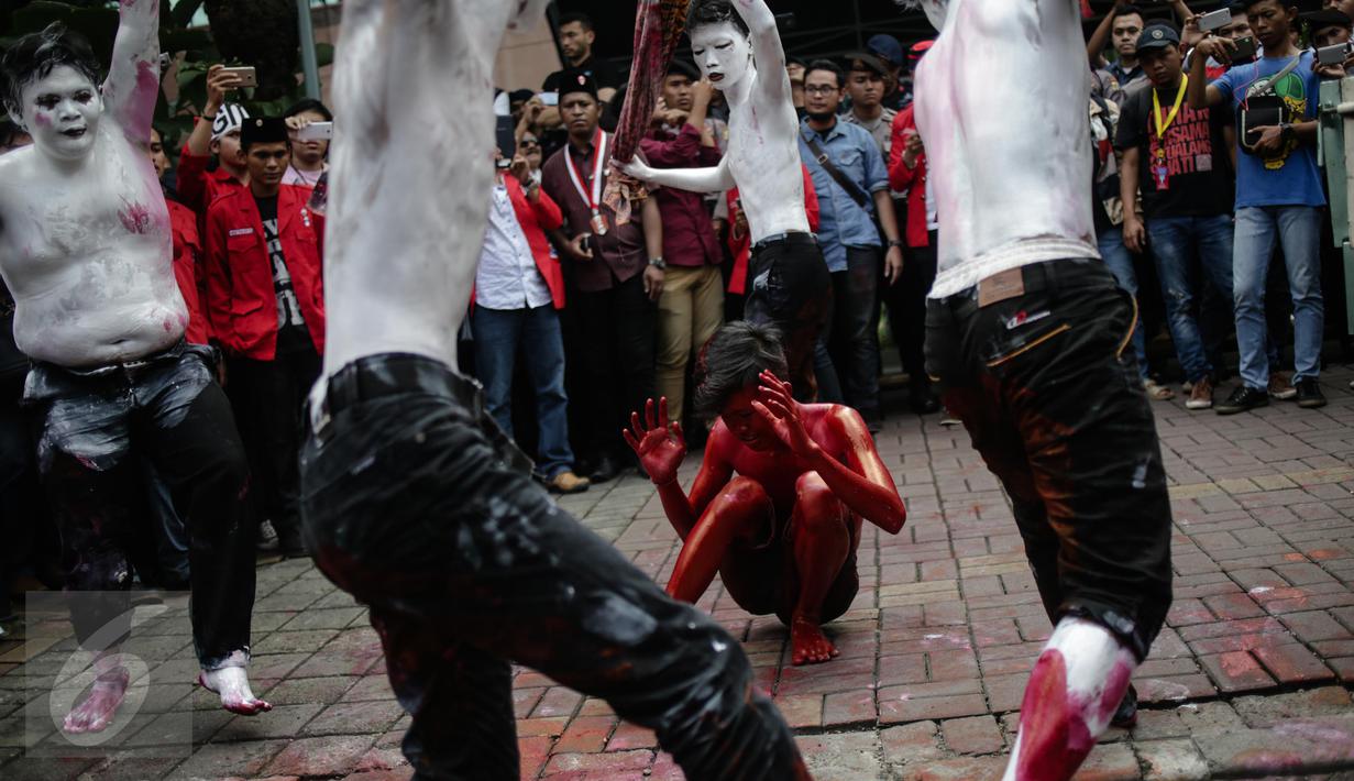 Aksi teaterikal yang menyindir keberadaan Freeport di Indonesia, Jakarta, Jumat (24/2). GMNI menolak pihak asing menguasai aset negara. (Liputan6.com/Faizal Fanani)