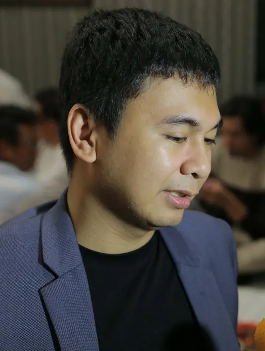 "Memadukan elemen bunuh-bunuhan dengan elemen komedi. Kalau thriller komedi, pemahaman basic kelola ritme cerita supaya lebih tegang, lebih seru, lebih buat orang penasaran," ujar Dika. (Andy Masela/Bintang.com)