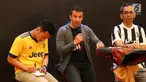 Legenda hidup sepak bola Italia, Alessandro Del Piero memberi sambutan saat coaching clinic di Medan, Sumatera Utara, Kamis (17/5). Del Piero akan mencari pemain berbakat untuk dibina menjadi pemain profesional di Belgia. (Liputan6/comReza Efendi)