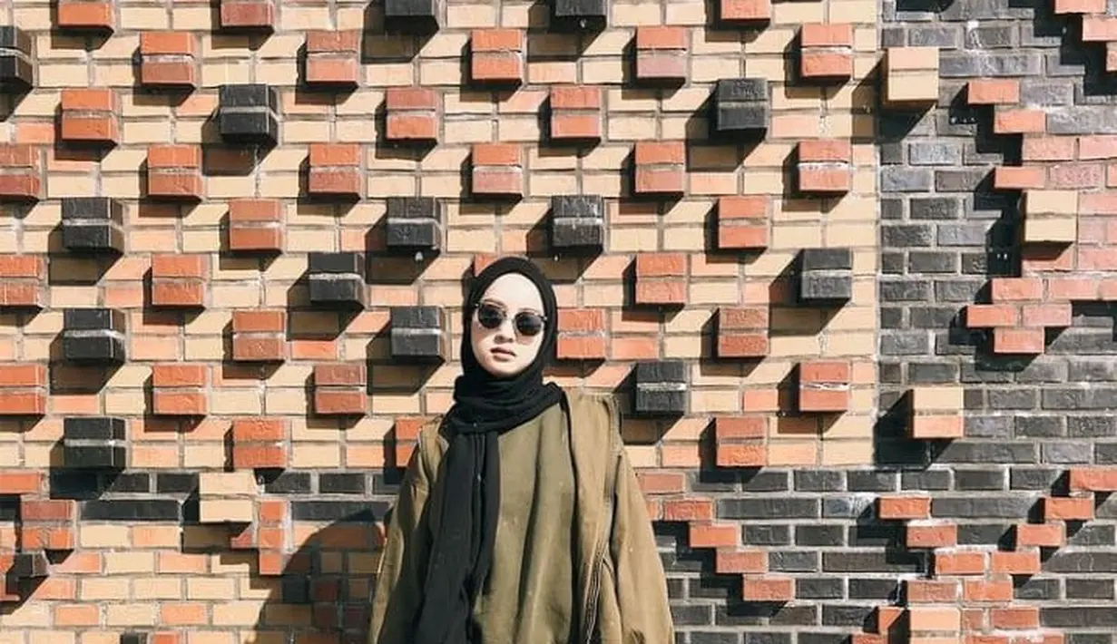 <p>Gaya Gita Savitri kali ini bisa kamu tiru buat hangout. Padukan sweatshirt dan jaket warna senada dengan skinny jeans. Untuk hijabnya, kamu bisa pilih pashmina seperti satu ini. (Instagram/gitasav).</p>
