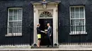 PM baru Inggris, Theresa May dan suaminya Philip saat tiba di 10 Downing Street, London, Inggris, (13/7). Theresa May terpilih setelah pemilihan internal Partai Konservatif yang berkuasa. (REUTERS/Dominic Lipinski/Pool)