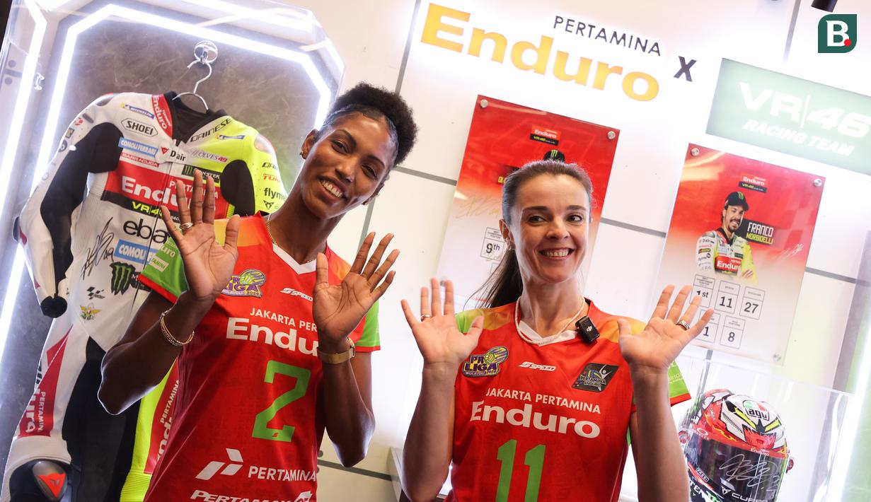 Pemain asing Jakarta Pertamina Enduro, Wilma Salas (kiri) dan Iana Shcherban pada acara launching tim untuk kompetisi Proliga 2026 yang berlangsung di Enduro x Fastron Lounge, Gedung Oil Center, Thamrin, Jakarta Pusat pada Senin (05/01/2026).