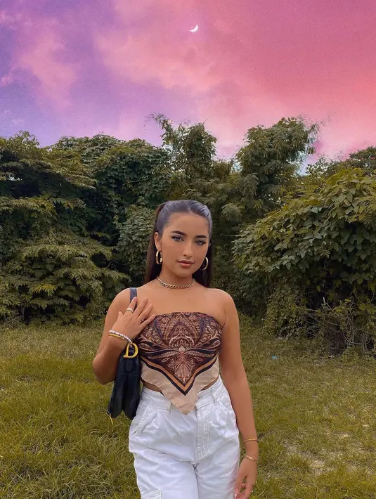 <p>Motif scarf berwarna coklat sangat ciamik jika dipasangkan dengan celana berwarna putih. (instagram/jennifercoppenreal20)</p>