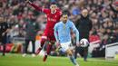 Gelandang Manchester City, Bernardo Silva (kanan) berusaha melewati bek Liverpool, Conor Bradley pada laga pekan ke-28 Premier League 2023/2024 di Anfield Stadium, Liverpool, Minggu (10/3/2024). (AP Photo/Jon Super)