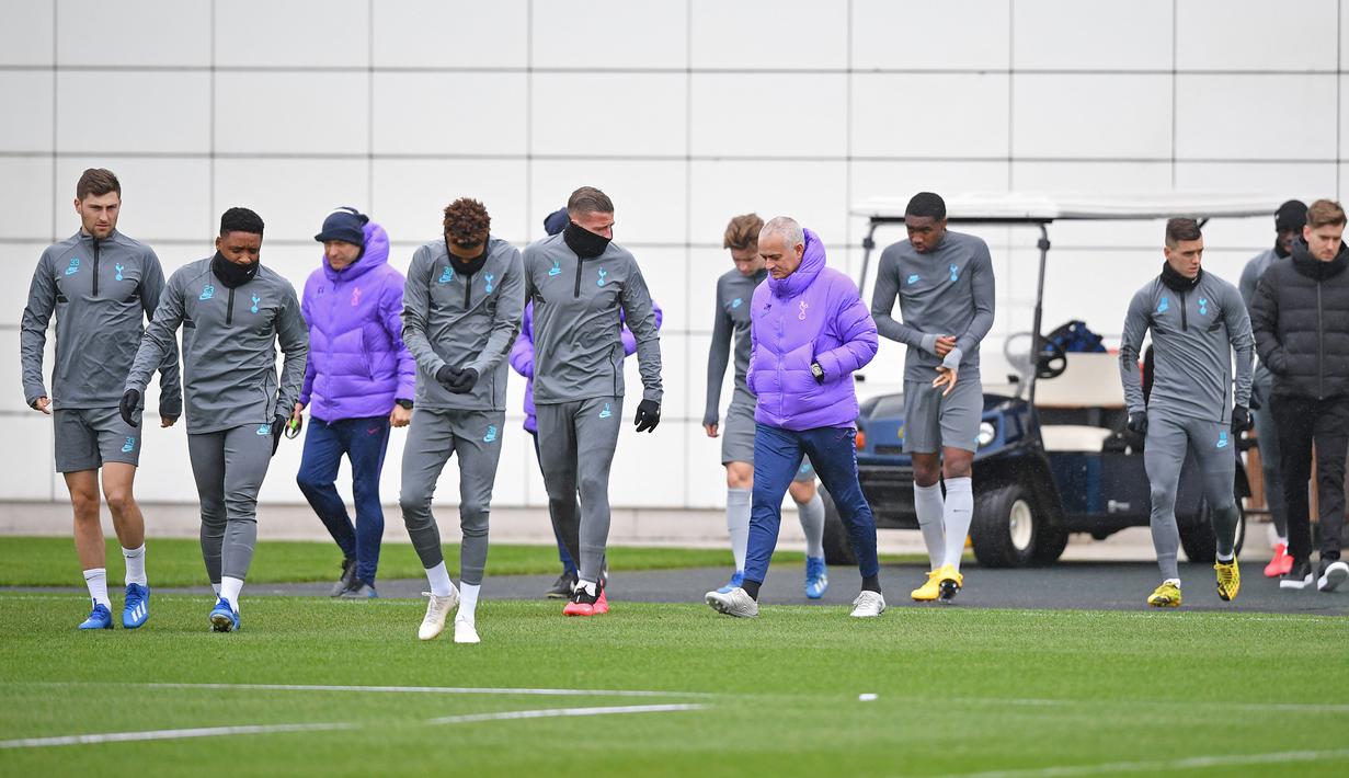 Para pemain Tottenham Hotspur tiba menghadiri sesi latihan tim di Pusat Pelatihan Enfield Tottenham Hotspur, di London utara (18/2/2020). Tottenham akan bertanding melawan RB Leipzig pada leg pertama babak 16 besar Liga Champions Tottenham Stadium. (AFP Photo/Justin Tallis)