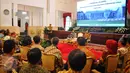 Presiden Jokowi saat membuka financial closing pembiayaan investasi non anggaran pemerintah (PINA) tahun 2017 khususnya untuk proyek jalan tol dari PT Waskita Karya (Persero) Tbk, di Istana Negara, Jakarta, Jumat (17/2). (Liputan6.com/Angga Yuniar)