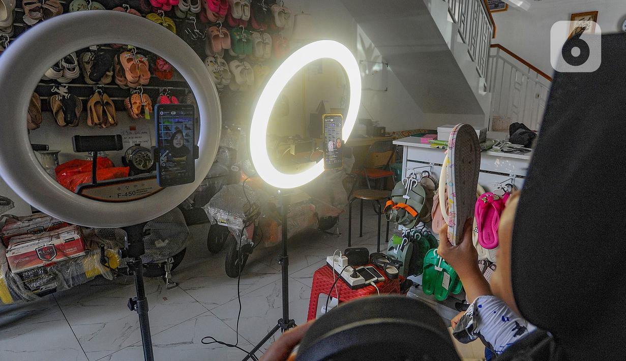 Bahkan ada pelaku UMKM menyambut antusias hadirnya TikTok Shop karena bisa kembali memanfaatkan kekuatan platform digital untuk menumbuhkan bisnis mereka. (merdeka.com/Arie Basuki)