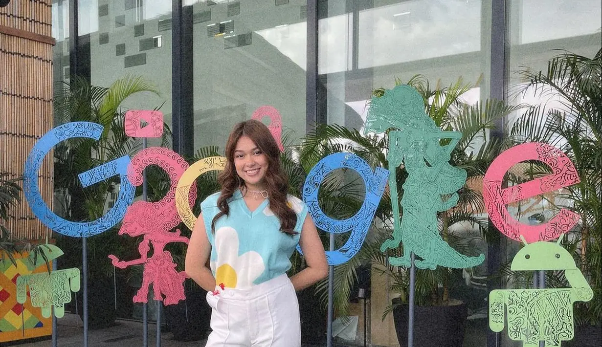 Gaya manis Rebecca Klopper mengenakan outfit kasual. Knitted top tanpa lengan bermotif floral yang cantik, dipadu dengan celana panjang dan sneakers putih yang serasi. Foto: Instagram.