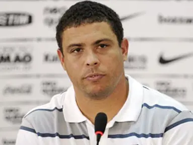 Striker legendaris Brasil Ronaldo mengumumkan pengunduran dirinya sebagai pesepekbopla profesional di usianya yang ke-34 di Sao Paulo, Brasil, 14 Februari 2011. AFP PHOTO/Mauricio LIMA