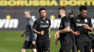 Penyerang Borussia Dortmund Jadon Sancho berlatih selama sesi latihan sebelum leg pertama semifinal Liga Champions 2023/2024 di Signal-Iduna Park di Dortmund, Selasa (30/4/2024). (AP Photo/Martin Meissner)