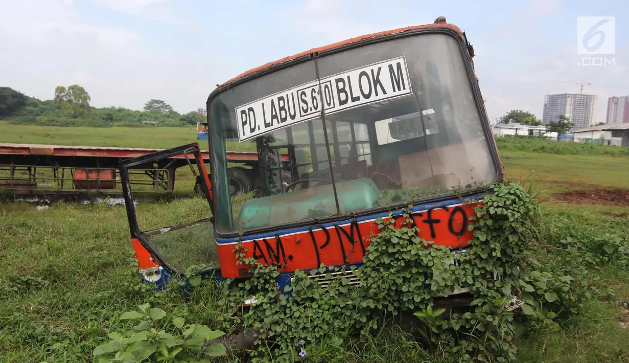 Bangkai armada transportasi Metromini terparkir di Pool Bus Dinas Perhubungan DKI Jakarta, Rawa Buaya, Jumat (23/3). Bus Metromini yang rusak dan tak layak mulai digantikan oleh angkutan umum Minitrans dan Metrotrans. (Liputan6.com/Arya Manggala)