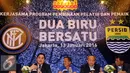 Presiden Inter Milan, Erick Thohir (kedua kiri) memberikan keterangan seputar program pembinaan pelatih-pemain di Italia, Jakarta, Rabu (13/1/2016). Djadjang Nurdjaman serta tiga pemain Persib mengikuti program tersebut. (Liputan6.com/Helmi Fithriansyah)