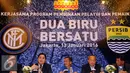 Presiden Inter Milan, Erick Thohir (kedua kiri) memberikan keterangan seputar program pembinaan pelatih-pemain di Italia, Jakarta, Rabu (13/1/2016). Djadjang Nurdjaman serta tiga pemain Persib mengikuti program tersebut. (Liputan6.com/Helmi Fithriansyah)