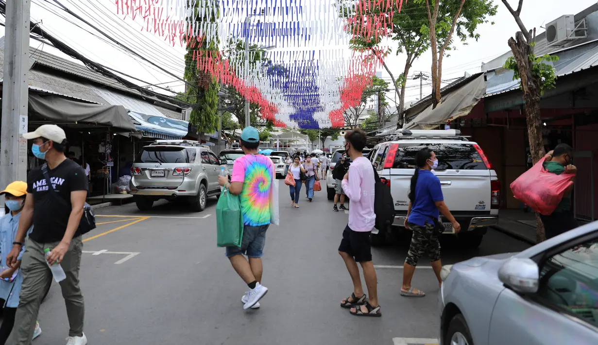 Para pelanggan berbelanja di Pasar Akhir Pekan Chatuchak di Bangkok, pada 9 Mei 2020. Pasar akhir pekan terbesar di Thailand ini kembali dibuka untuk hari pertama pada Sabtu (9/5) dengan sejumlah langkah ketat demi mengatasi pandemi COVID-19. (Xinhua/Zhang Keren)