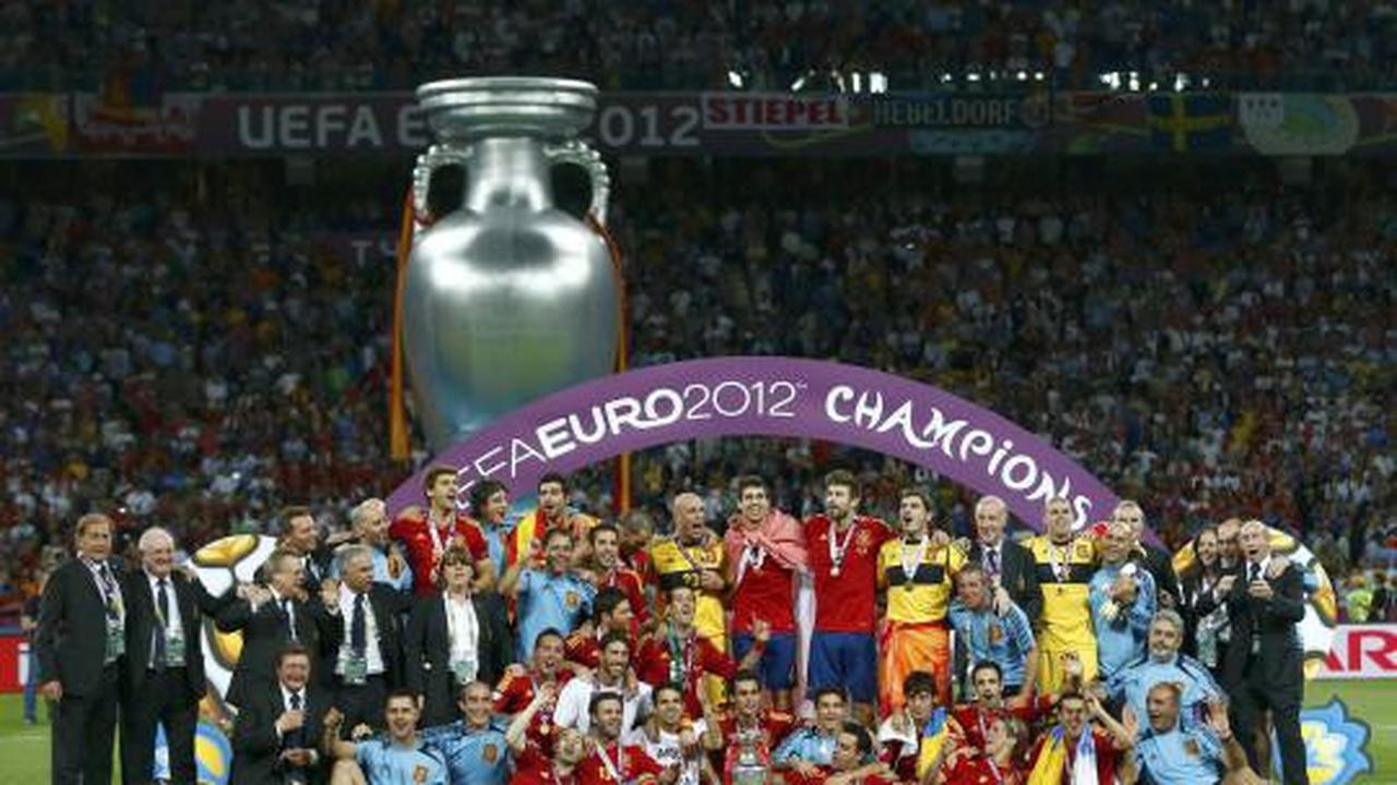 Ekspresi pemain Spanyol saat mengangkat tropi