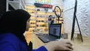 Kesulitan diakibatkan melemahnya nilai tukar Rupiah terhadap Dollar Amerika Serikat. (merdeka.com/Arie Basuki)