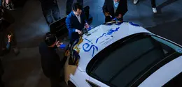 Melihat pameran seni kontemporer yang terinspirasi dari MPV listrik premium (Denza)