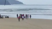 Petugas SAR gabungan mengevakuasi korban tenggelam di Pantai Pulau Merah ke Puskesmas Pesanggaran  (Istimewa)