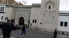 Warga melintasi Grande Mosquee de Paris atau Masjid Raya Paris yang terletak di Arondisemen Ve, Paris, Prancis, Senin (4/7/2016). Masjid ini merupakan salah satu yang tertua dan terbesar di Prancis. (Bola.com/Vitalis Yogi Trisna)
