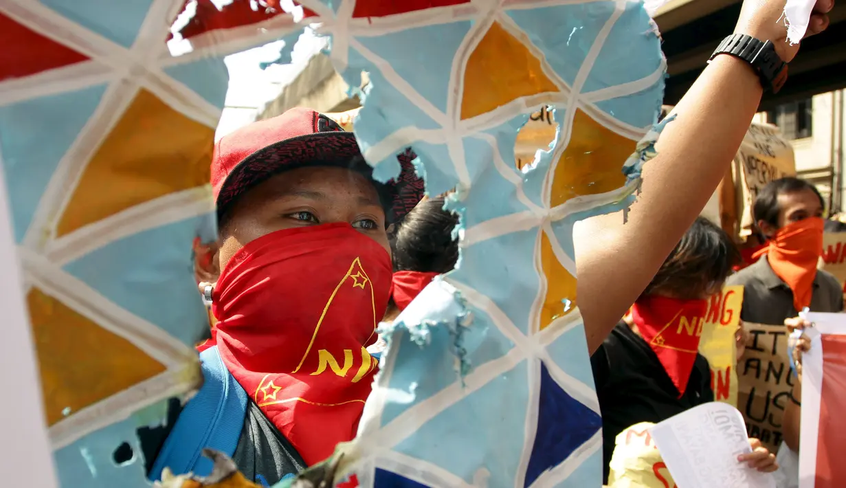 Kelompok dari Tentara pemberontak komunis kelompok Rakyat Baru melakukan unjuk rasa di Manila, Filipina, Sabtu (14/11/2015). Mereka memprotes KTT Kerjasama Ekonomi Asia - Pasifik (APEC) yang digelar pekan depan di Filipina. (REUTERS/Czar Dancel)