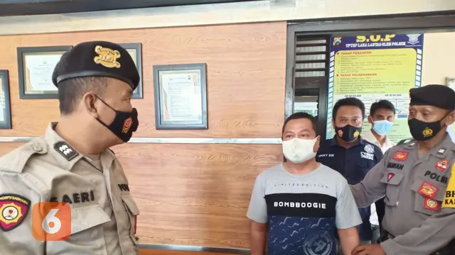 Pelaku ketika diamankan di Mapolsek Jenu, Polres Tuban. (Liputan6.com/Ahmad Adirin)