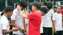 Ketua Umum PSSI Mochamad Iriawan berpamitan kepada pemain Timnas Indonesia U-20 usai latihan untuk Piala Asia U-20 2023 di Lapangan A, Kompleks Stadion Utama Gelora Bung Karno (SUGBK), Jakarta, Rabu (15/02/2023). Mochamad Iriawan berpamitan dengan pemain Timnas Indonesia U-20 dan pelatih Shin Tae-yong. (Liputan6.com/Herman Zakharia)