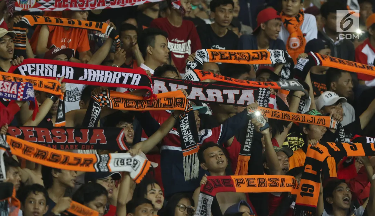 Suporter tim Macan Kemayoran membentangkan syal sambal bersorak saat menyaksikan laga Persija melawan Persipura di Stadion Patriot Candra Bhaga, Bekasi, Sabtu (8/7). (Liputan6.com/Helmi Fithriansyah)