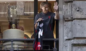 Gelandang asal Kroasia milik AC Milan, Luka Modric, melambaikan tangan kepada para penggemar di Milan, Italia, Senin, 4 Agustus 2025. (Marco Ottico/LaPresse via AP)
