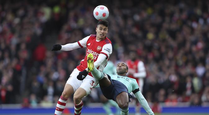 Penyerang Arsenal, Gabriel Martinelli berebut bola dengan pemain Leicester City, Ricardo Pereira pada pertandingan lanjutan Liga Inggris di Stadion Emirates, di London, Senin (14/3/2022). Arsenal menang atas Leicester City 2-0. (AP Photo/Ian Walton)