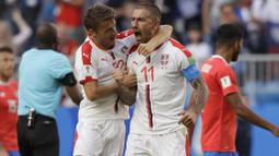 Ekspresi pemain Serbia, Aleksandar Kolarov (kanan) merayakan golnya ke gawang Kosta Rika pada laga grup E Piala Dunia 2018 di Samara Arena, Samara, Rusia, (17/6/2018). Serbia menang 1-0. (AP/Mark Baker)