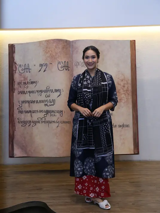 "Berapa bulan ya... yang pasti setengah perjalanan dan semoga lancar semuanya. Katanya pamali, enggak boleh bicara banyak," kata Happy Salma.  (Daniel Kampua/Bintang.com)