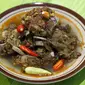 Tengkleng Yu Tentrem merupakan alah satu kuliner khas Solo yang menjadi langganan keluarga Cendana dan Sultan Hamengkuwobono X.(Liputan6.com/Fajar Abrori)