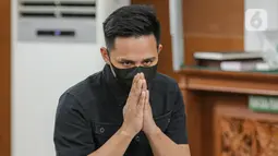 Terdakwa kasus pembunuhan berencana Brigadir Yosua Hutabarat, Richard Eliezer bersiap menjalani sidang pembacaan duplik atas replik Jaksa Penuntut Umum (JPU) di Pengadilan Negeri Jakarta Selatan, Kamis (2/2/2023). Untuk diketahui, majelis hakim akan menjatuhkan vonis kepada Richard Eliezer setelah menyampaikan duplik. (Liputan6.com/Faizal Fanani)