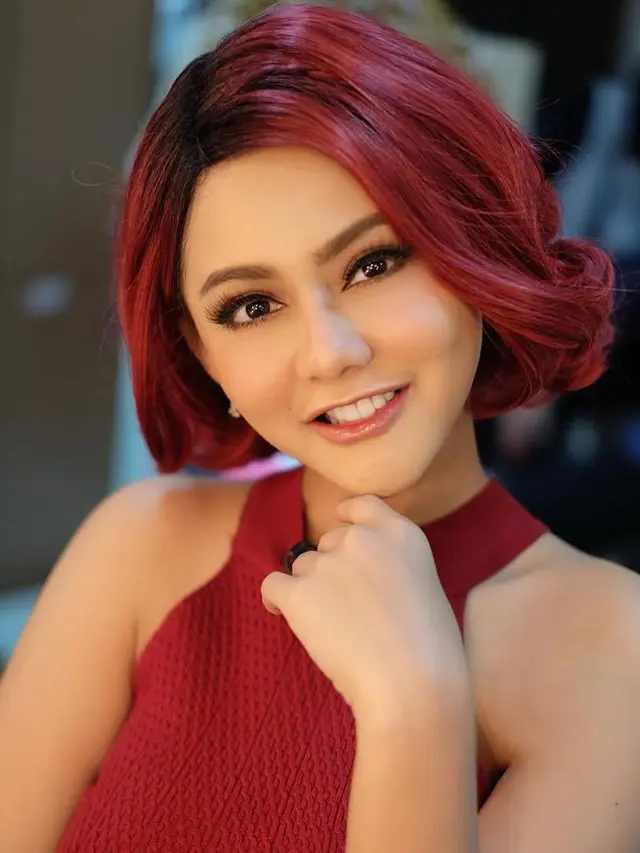 Tetap Keren, 6 Seleb Ini Pernah Ubah Warna Rambut Jadi Mencolok