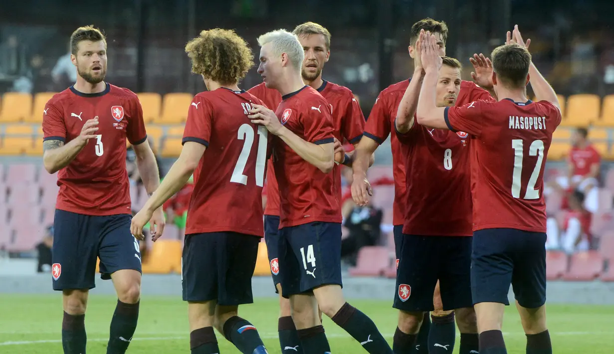 Para pemain Republik Ceska merayakan gol pertama ke gawang Albania yang dicetak striker Patrick Schick (kedua dari kanan) dalam laga uji coba menjelang Euro 2020 di Praha, Republik Ceska, Selasa (8/6/2021). Republik Ceska menang 3-1 atas Albania. (AFP/Michal Cizek)