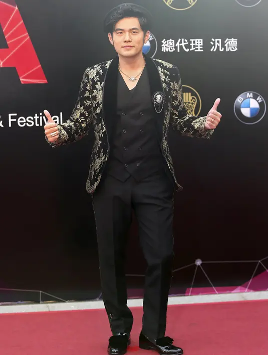 Penyanyi Taiwan, Jay Chou mengacungkan kedua jempolnya saat berpose di red carpet acara 26th Golden Melody Awards di Taipei, Sabtu (27/6/2015). (REUTERS/Toby Chang)