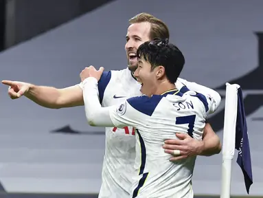 Penyerang Tottenham Hotspur, Harry Kane (kiri) berselebrasi dengan Son Heung-min usai mencetak gol ke gawang Arsenal pada pertandingan lanjutan Liga Inggris di Tottenham Hotspur Stadium di London, Inggris , Minggu (7/12/2020). Tottenham menang 2-0. (Glyn Kirk / Pool via AP)