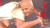 Taylor Swift memberi topi "22" kepada pasien kanker yang mencintainya. (foto: instagram/natoliver22)