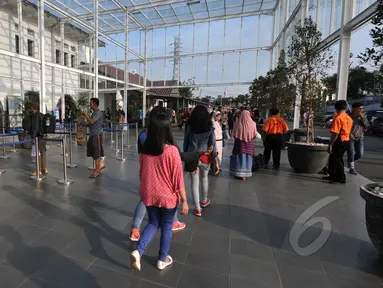 Aktivitas calon penumpang kereta api di stasiun Pasar Senen, Jakarta, Jumat (13/3/2015). Ruang tunggu di stasiun tersebut kini terlihat rapi dan bersih, serta sudah beratapkan kaca. (Liputan6.com/Johan Tallo)