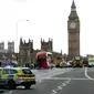 Pada 22 Maret 2017, teror terjadi di Inggris. Seorang pria menabrakkan mobil ke arah pejalan kaki di Jembatan Westminster, London dan menewaskan 4 orang. Setelah itu, ia menabrak pagar Gedung Parlemen dan menikam seorang polisi. (AP Photo/Matt Dunham)