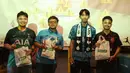 <p>Tiga orang peserta Roaring Night pertandingan Liga Inggris 2023/2024 antara Everton kontra Tottenham Hotspur yang beruntung mendapatkan merchandise di Pitch 98 Kemang, Jakarta Selatan, Sabtu (3/2/2024) malam. (Bola.com/M Iqbal Ichsan)</p>