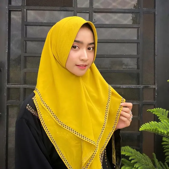6 Potret Artis Alliza Putri Kini Mantap Berhijab, Resmi Menikah dengan Vicky Kalea