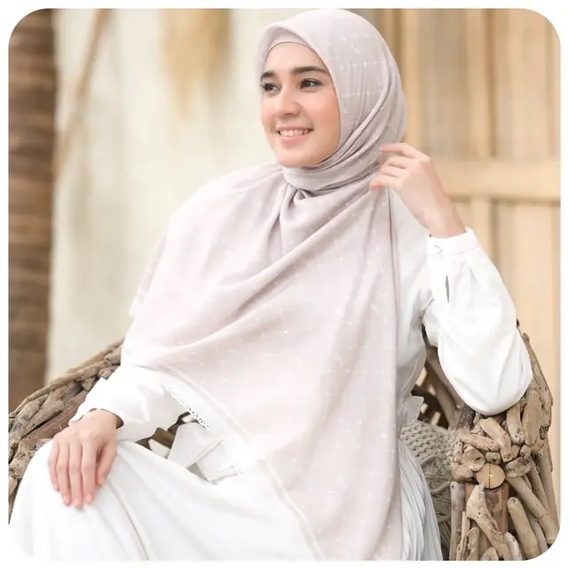 6 Pilihan Gamis Simpel Putih ala Dhini Aminarti, Referensi Tampil Syari dan Modis di Usia 40-an