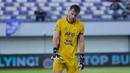 Kiper Persik Kediri, Leonardo Navacchio, tertunduk lesu setelah timnya ditaklukkan Persita Tangerang dalam laga lanjutan BRI Super League 2025/2026 di Stadion Indomilk Arena, Minggu (21/12/2025) sore WIB. (Bola.com/ M Iqbal Ichsan)