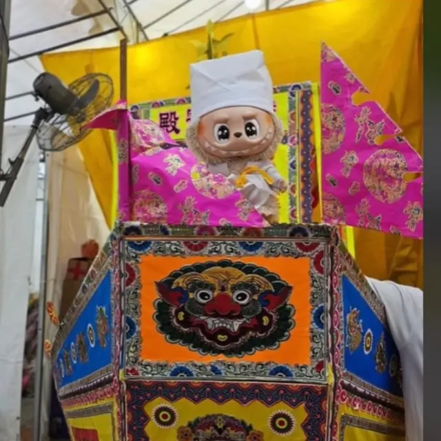 Tren Boneka Labubu Disebut Sudah Kebablasan Setelah Ditampilkan di Fesival Keagaamaan di Kuil Singapura.