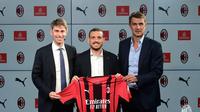 Alessandro Florenzi (tengah) berpose bersama dua petinggi AC Milan usai menandatangani kontrak peminjaman per musim 2021/2022. (Dok. AC Milan)