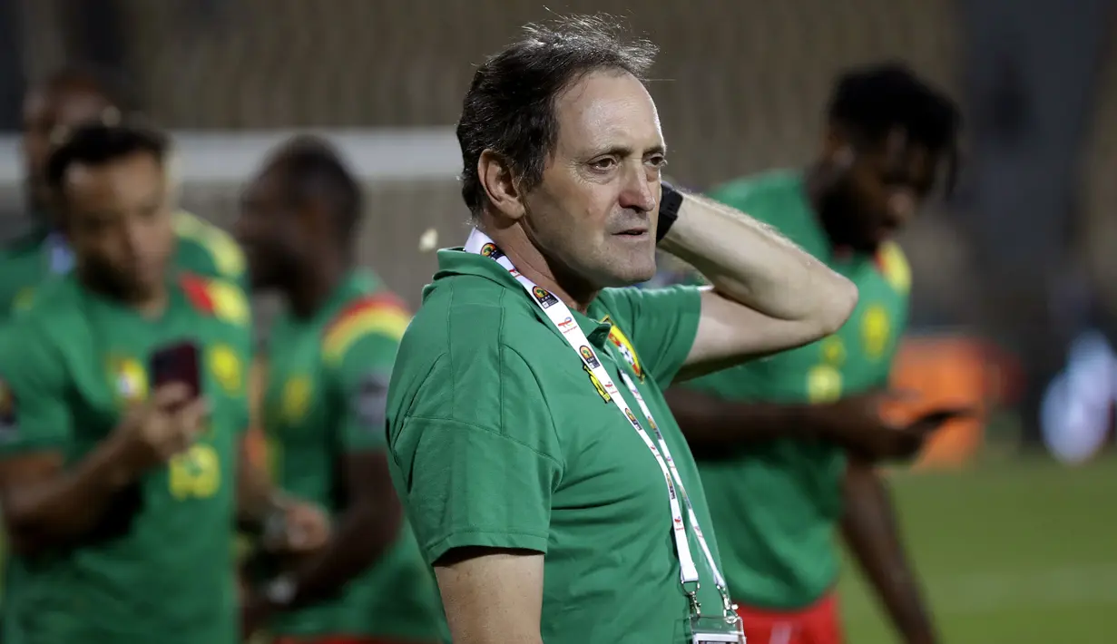 Pada babak kedua Kamerun berusaha tampil lebih agresif. Namun, anak asuh Antonio Conceicao malah kembali kebobolan pada menit ke-49 lewat gol yang diciptakan oleh Djibril Ouattara. (AP/Sunday Alamba)
