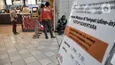 Pengunjung dan ojek online antre membeli pesanan sistem take away di ITC Cempaka Mas, Jakarta, Rabu (4/8/2021). Untuk toko kebutuhan non esensial beroperasi mulai pukul 10.00 WIB-15.00 WIB, sedangkan kategori esensial dan kritikal hingga pukul 17.00 WIB. (merdeka.com/Iqbal S Nugroho)
