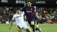 Lionel Messi melewati pemain Valencia, Carlos Soler. (AFP/Jose Jordan)
