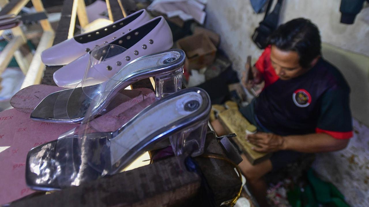 FOTO: Permintaan Lesu, Industri Rumahan Sepatu Terpukul, Omzet Anjlok 70 Persen